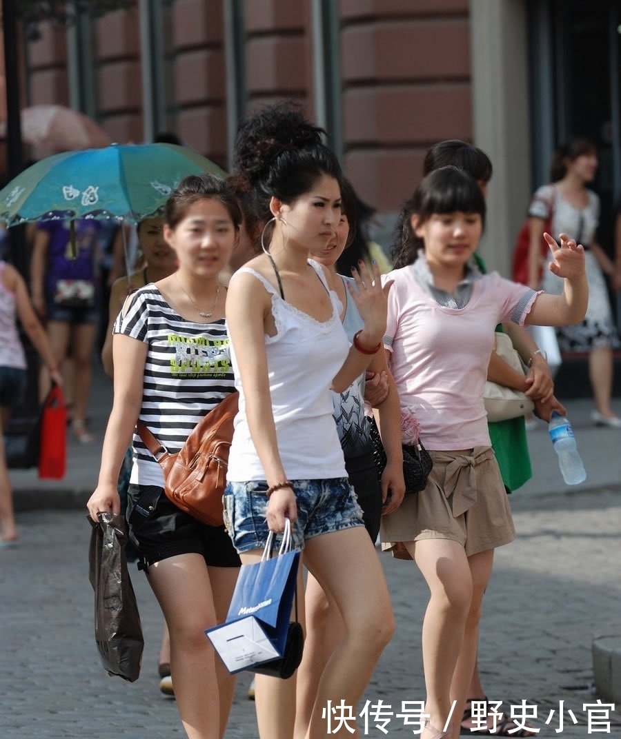 牛仔|街拍:美女白色背心配牛仔热裤,简约个性又显气质