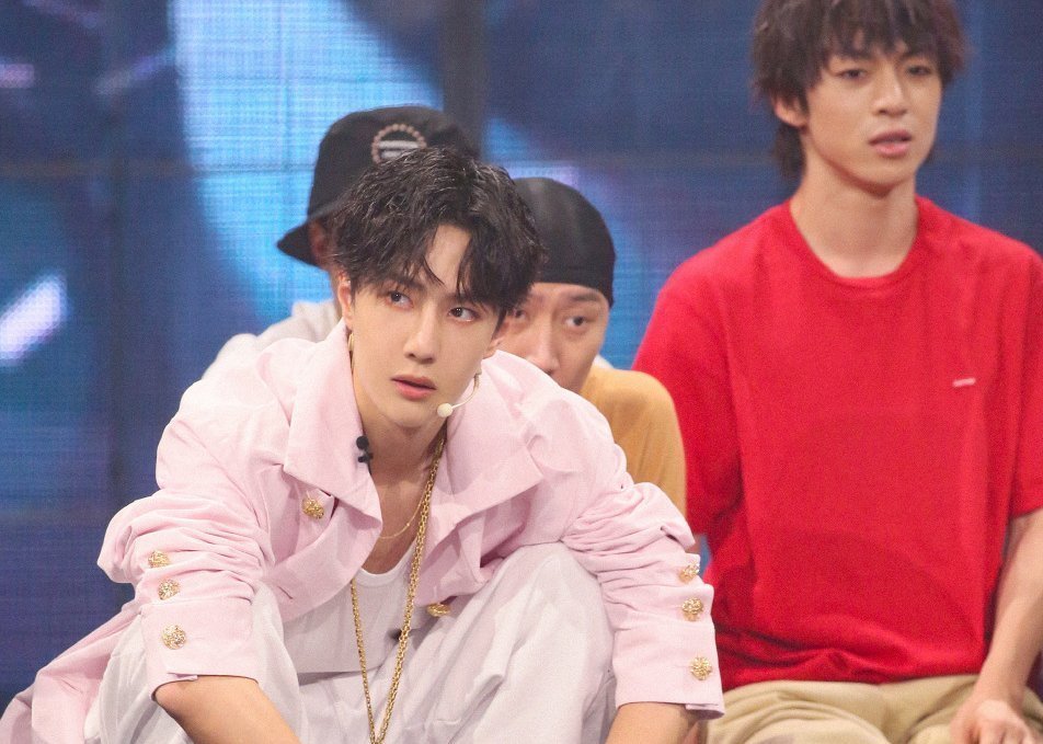 王一博看街舞“害怕”,妈粉喊话安慰却被乱剪辑正主出来澄清了