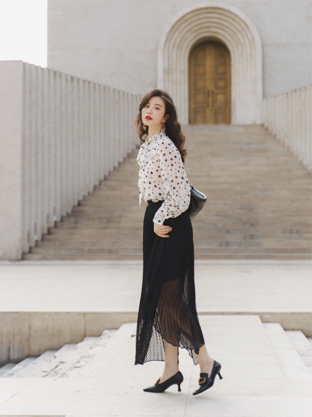 搭配|夏季,女神博主这样穿很高级,衬衫搭配半身裙简约利落,清爽减龄