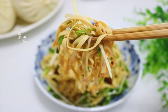 夏天最受欢迎的豆腐皮吃法,一煮一拌就上桌,软嫩入味特好吃