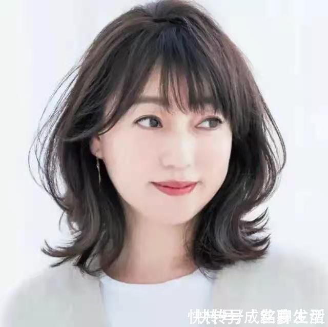 公式 五十岁女人如何选择发型？记住这4个减龄公式，长发短发都很美