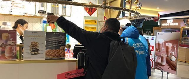 报复性|5升桶装奶茶一早就卖光网友戏称为“报复性”喝奶茶