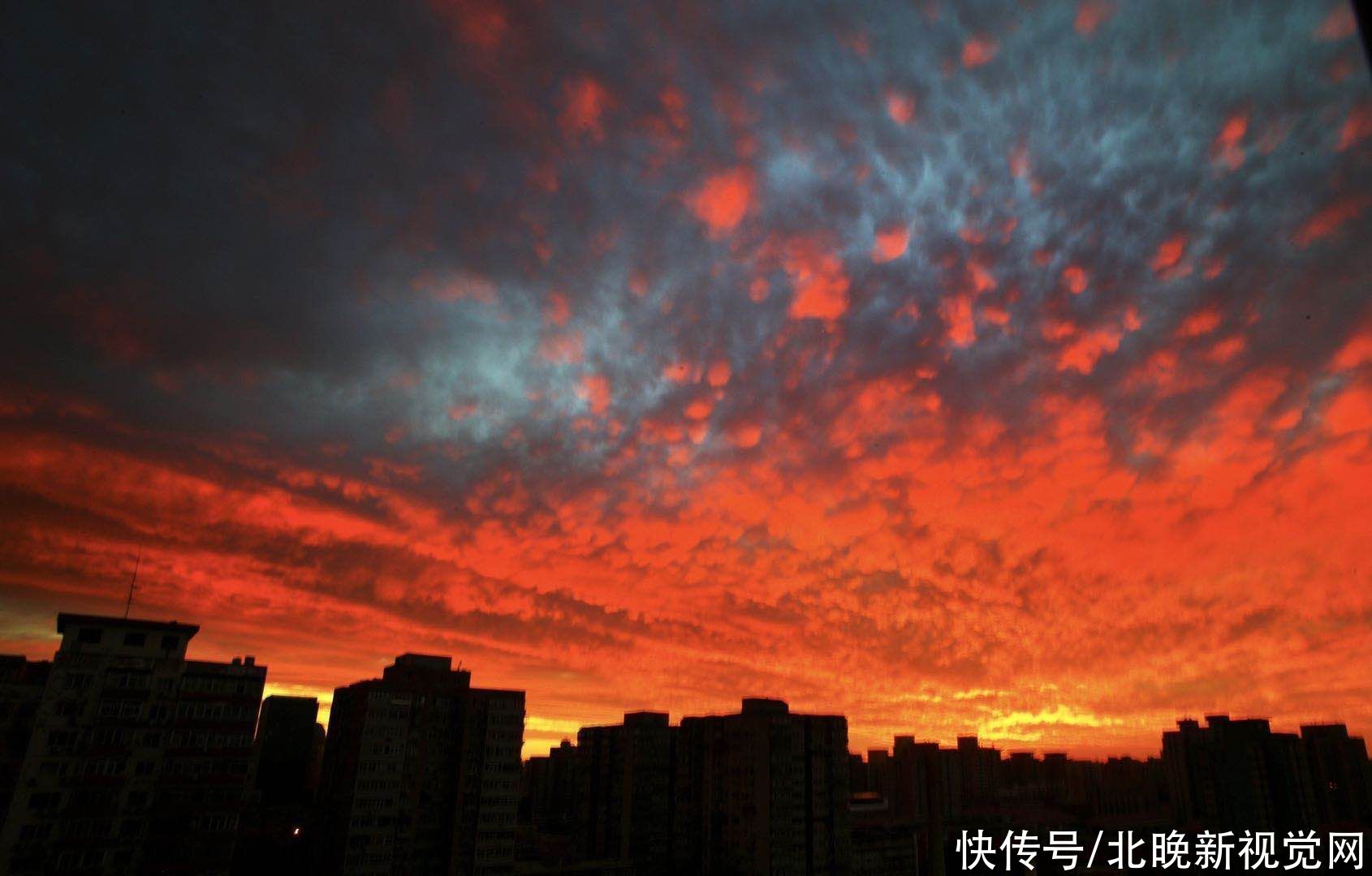 天空|如此绚丽！今晨北京天空出现绝美朝霞