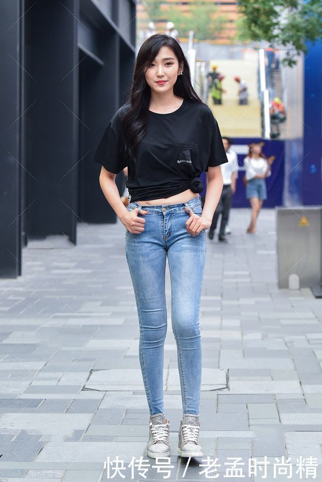 街拍:当黑色短袖遇上牛仔裤+帆布鞋穿搭,青春休闲又显白!