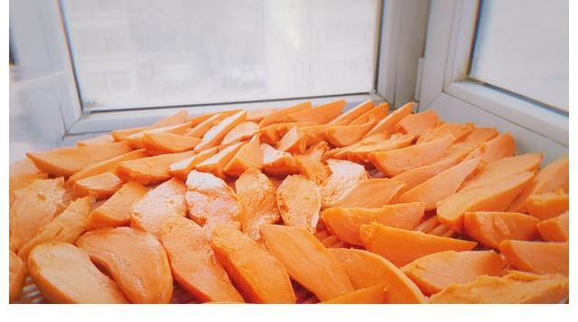 红薯干一晒就发黑?农村大娘教你2招,晒出来软糯香甜,鲜艳透亮