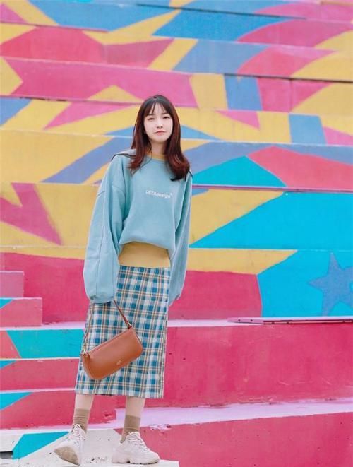 不穿风衣照样高级！看今年流行的卫衣风潮，学会“叠穿”才更时髦