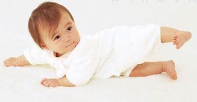 俯姿|宝宝发育标准时间一览表,快来对照一下自己的宝宝的是否达标