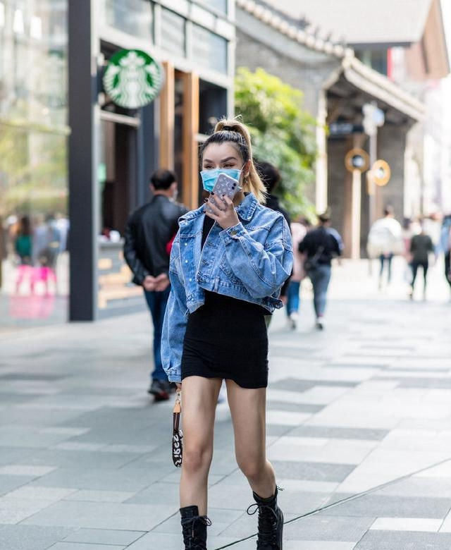 路人街拍，小姐姐搭配瑜伽裤，妙曼好身姿让人心动