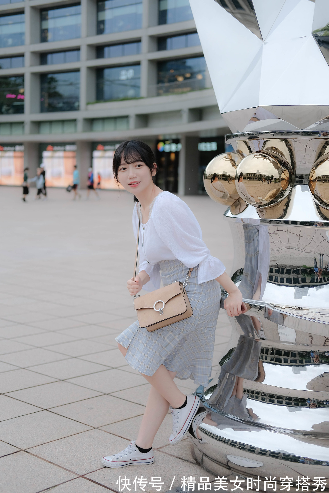 一字 粉白格子上衣,温柔甜美,一字肩的款式,性感迷人