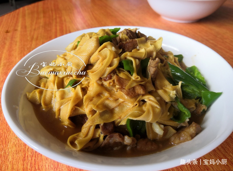 在内蒙吃晚餐，自产自足，顺手一做就摆满桌，比吃大鱼大肉健康