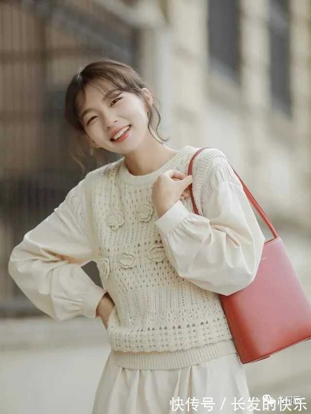 包包 秋冬的复古穿搭指南,身穿衬衫+棕色半身裙,复古高级又时髦!