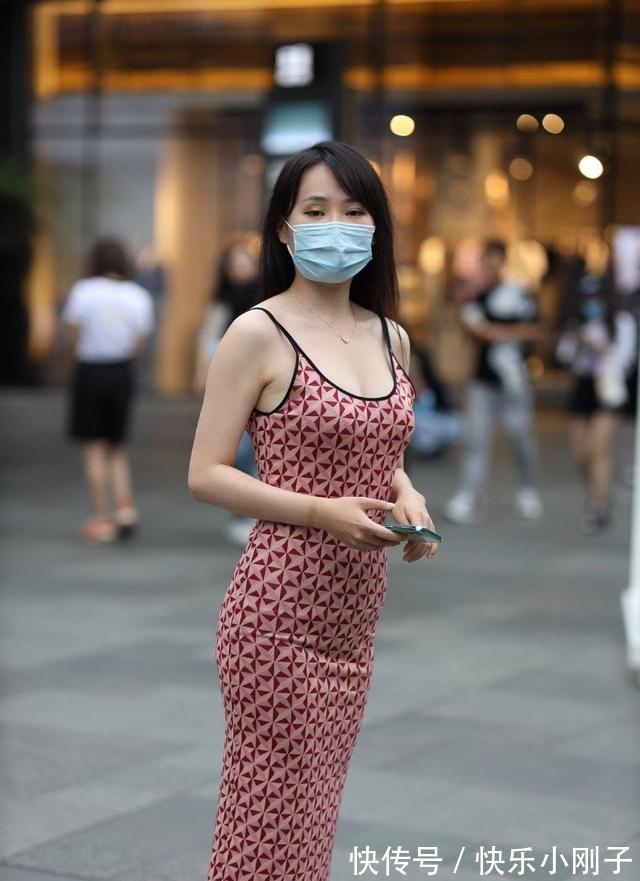 深蓝色 时尚有型的连衣裙更具潮流时尚感,透出完美的成熟感,还很百搭