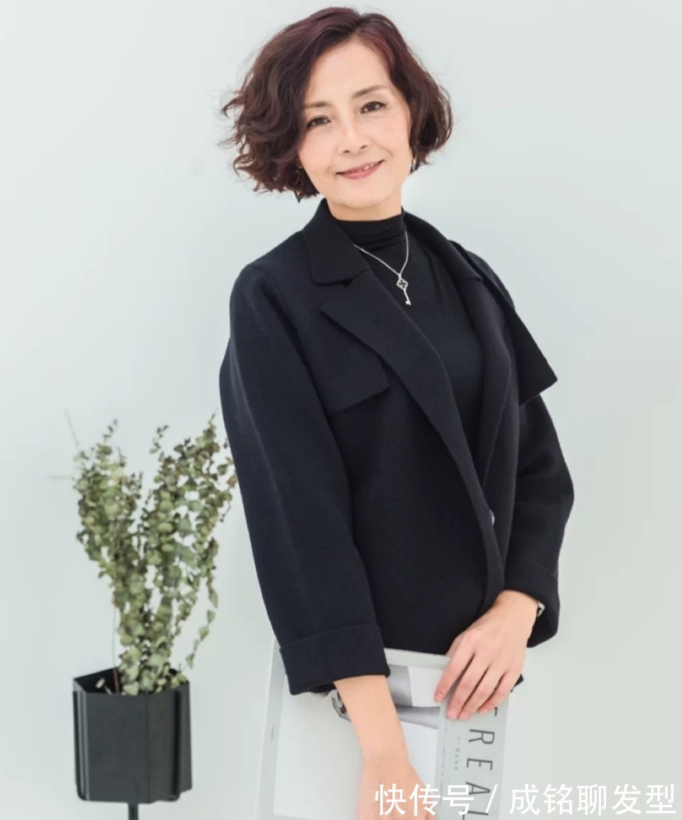 最大气 现在的中年妈妈真会穿!穿衣搭配不输年轻人,自然随意又有女人味