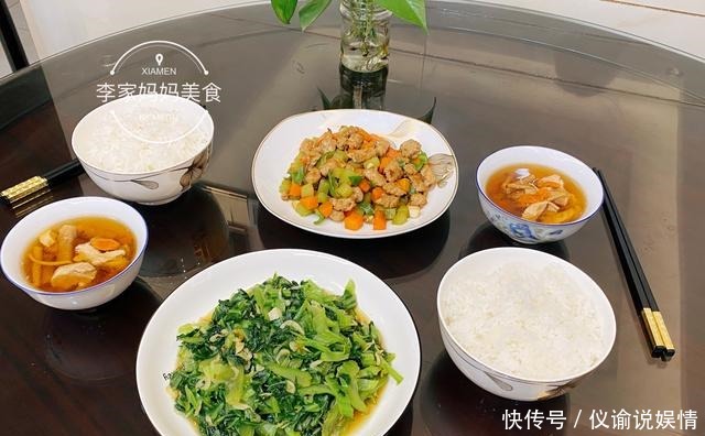 夫妻俩的简易晚餐,2菜1汤花不到30块,网友:简单家常不奢华