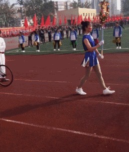 |搞笑GIF:都这时候了还看什么看 赶紧来救我啊,真装不下去了