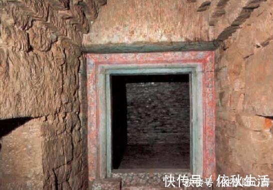 盗墓贼&古墓被严重盗掘,尸骨都拖了出来,大批国宝却躲过一劫!