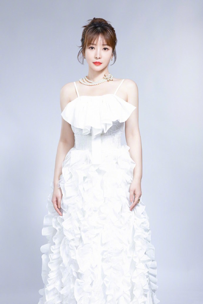 龚琳娜虽然气质高级, 但是化妆师挑的太失败, 穿白裙也不显嫩