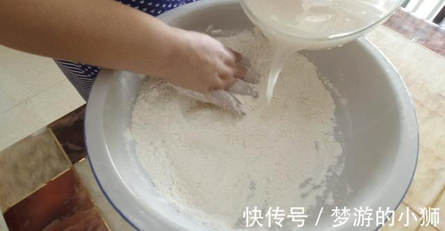 好吃|肉包子这样做太好吃了,学会这样调肉馅,包子松软鲜香,好吃解馋