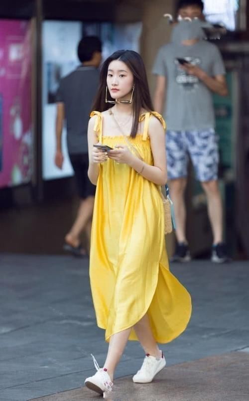 路人街拍,梳一个简单的丸子头,清清爽爽的