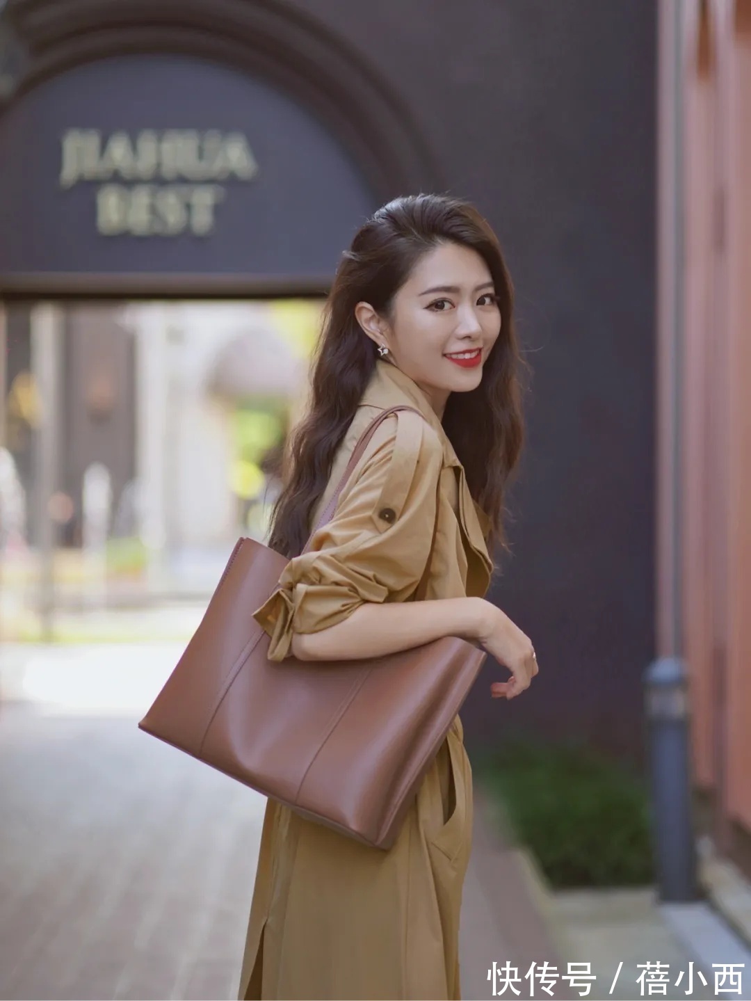 灰棕色|建议奔三奔四的女性多穿“风衣”,搭配牛仔裤、打底裤,简约高级