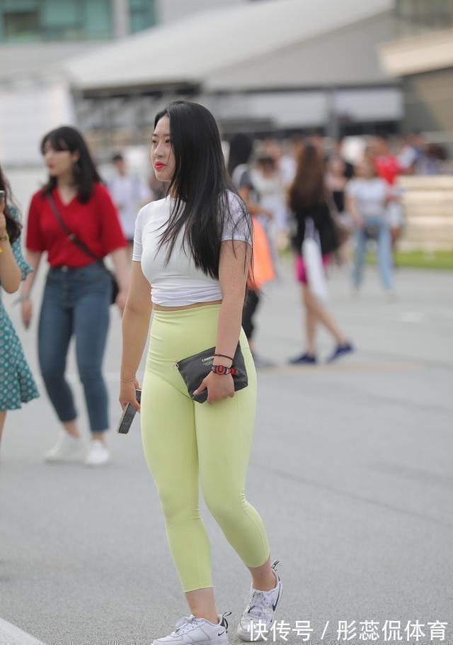 打底裤 彩色打底裤搭配白色上衣，特别有质感，同时显得很俏皮