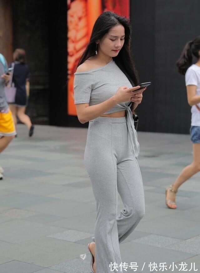 小迪 华丽典雅的瑜伽裤穿搭帅气有魅力,显得身材修长高挑,减龄美丽