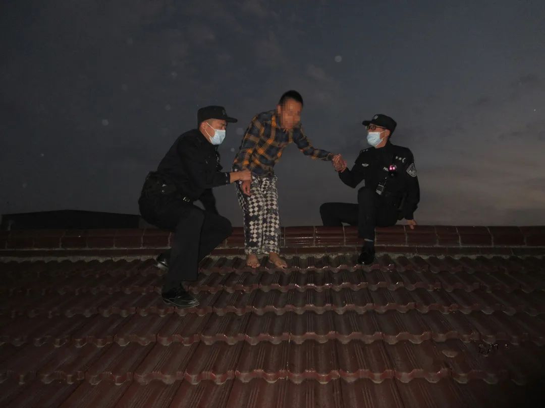太阳能板|太险了！男子屋顶修太阳能突发低血糖，民警徒手紧急救人