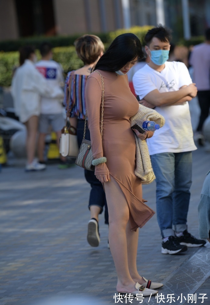 微胖 微胖女生的秋季穿搭，选择长袖连衣裙，展现温柔知性的时尚气质