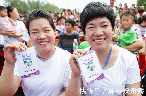 生双胞胎|30多对双胞胎相聚农村景区，还有一四胞胎，看看他们长得像么