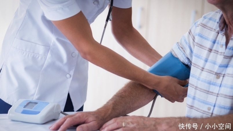 女人|女人睡前经常“两腿一分”,3个变化或许会悄悄来临,不妨一试