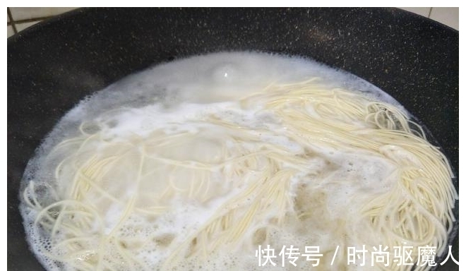 筋道|煮面条时,沸水下锅就错了!记住这3点,面条爽滑筋道
