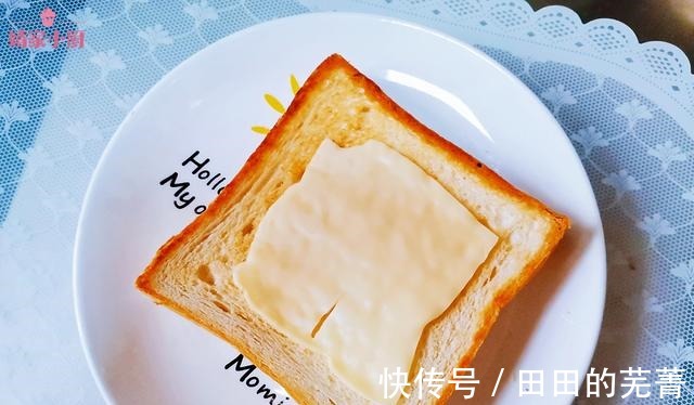 芝士培根煎蛋三明治|超简单的早餐自制三明治，这样做营养均衡又美味，完胜外卖~！