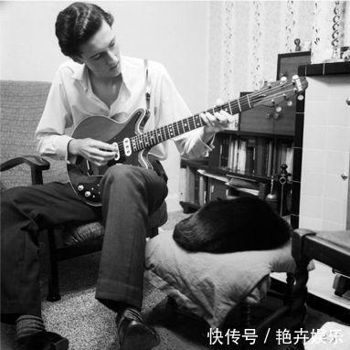 他打两份工,一份是皇后乐队吉他手,另一份是NASA天文学家