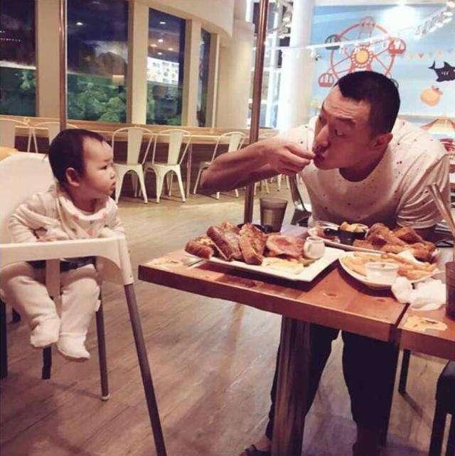 女儿|爸爸抱着女儿遮雨火了,“小棉袄”成了“工具人”,不愧是亲爹