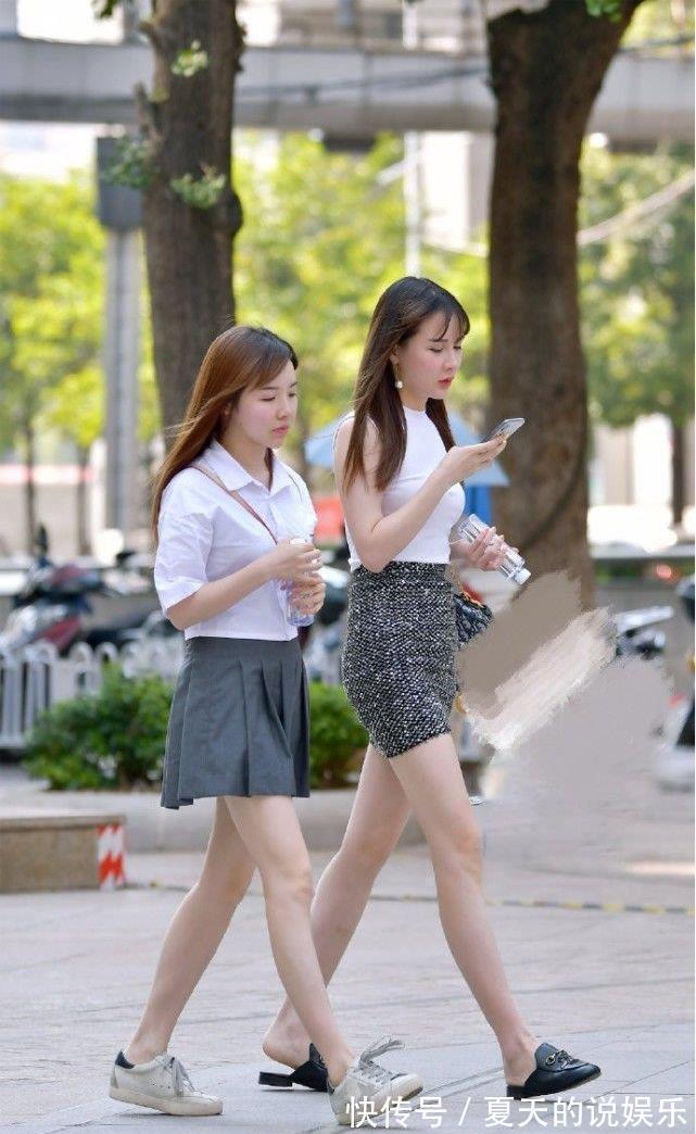 牛仔裤 针织背心搭老粗布半身短裙,黑色的穆勒鞋,更显女神气质