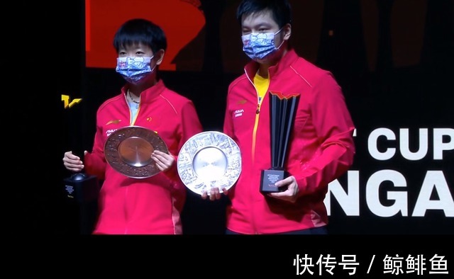 冠军|可爱的冠军合影!孙颖莎、樊振东持奖杯同台,懵懵的样子再度圈粉