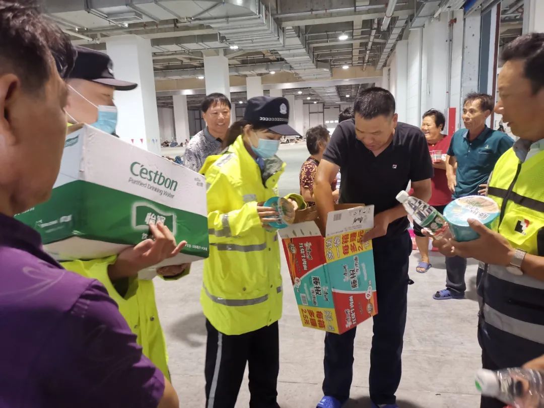 警情|台风暴雨突袭申城！ 上海公安民警雨中坚守岗位，守护城市安全