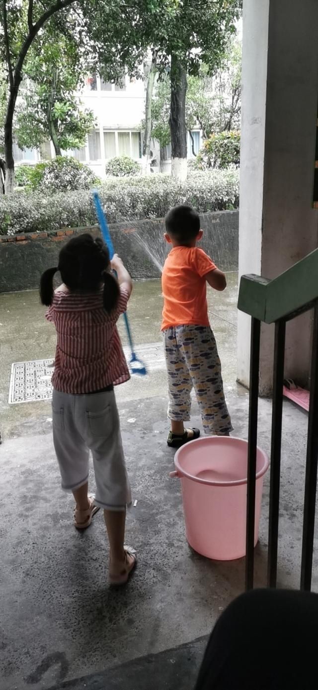 小姐姐每天上学眼泪汪汪想弟弟 时代小学校长两会提案双胞胎组合摇号