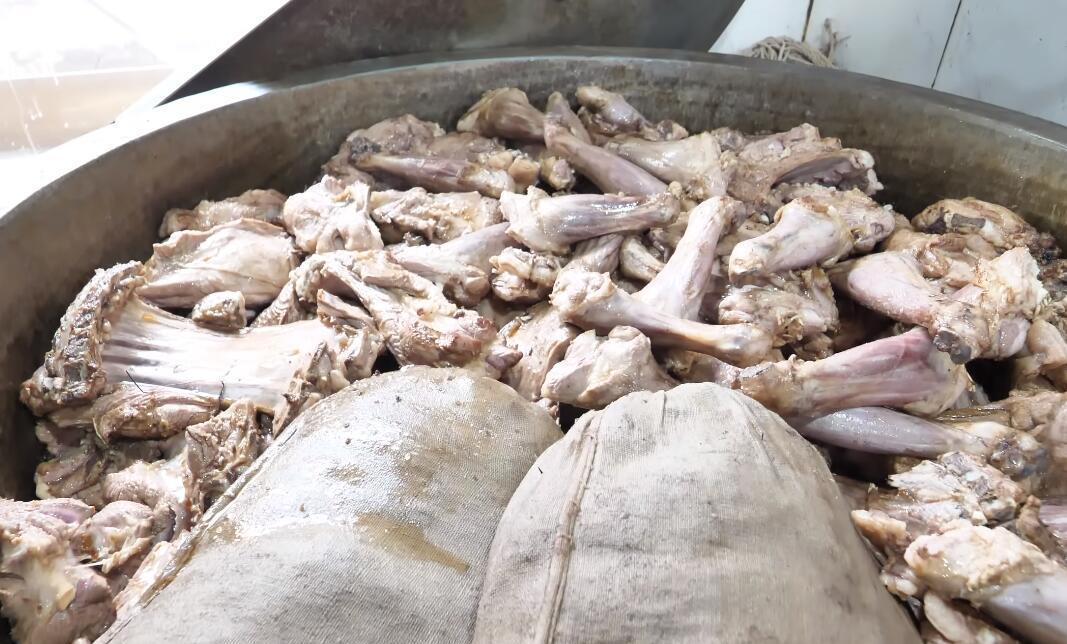 饭店|饭店老板做手抓羊肉,用一招让羊肉变紧实没膻味,每天煮几十只羊