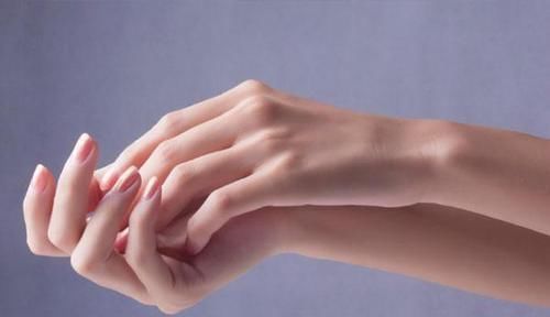 女性戴银手镯好处多,但如何戴有讲究,并不是迷信,切记不能乱戴