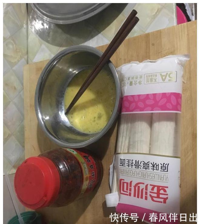鸡蛋|面条最简单的吃法，加点豆瓣酱进去，酱香味浓，孩子一次吃两碗！
