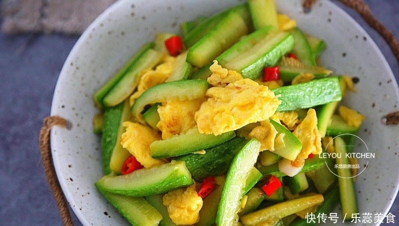 炒一盘西葫芦出少半盘汤?掌握3点,入味好吃,还不易出汤