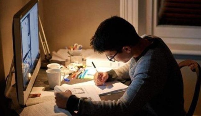 写作业|“老师,睡了没?”凌晨时爸爸问候,让家长群瞬间活跃了起来