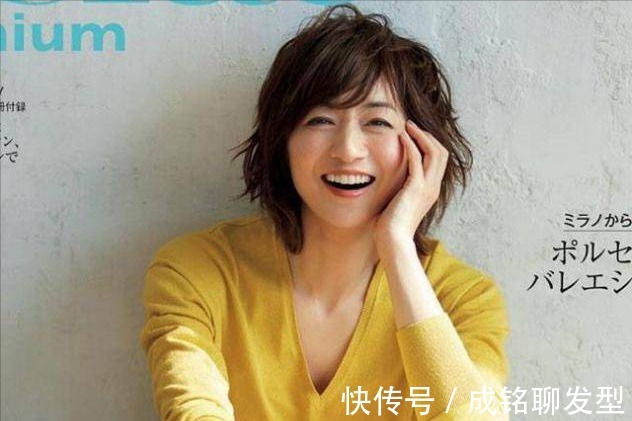 富冈佳子|富冈佳子不仅穿搭出众，她的慵懒风微卷短发，就连年轻人都喜欢