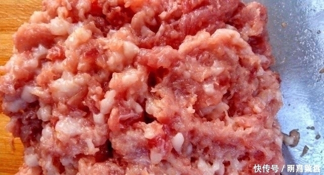 拌猪肉饺子馅时,加水万万不可,省掉这一步,饺子馅更鲜更嫩