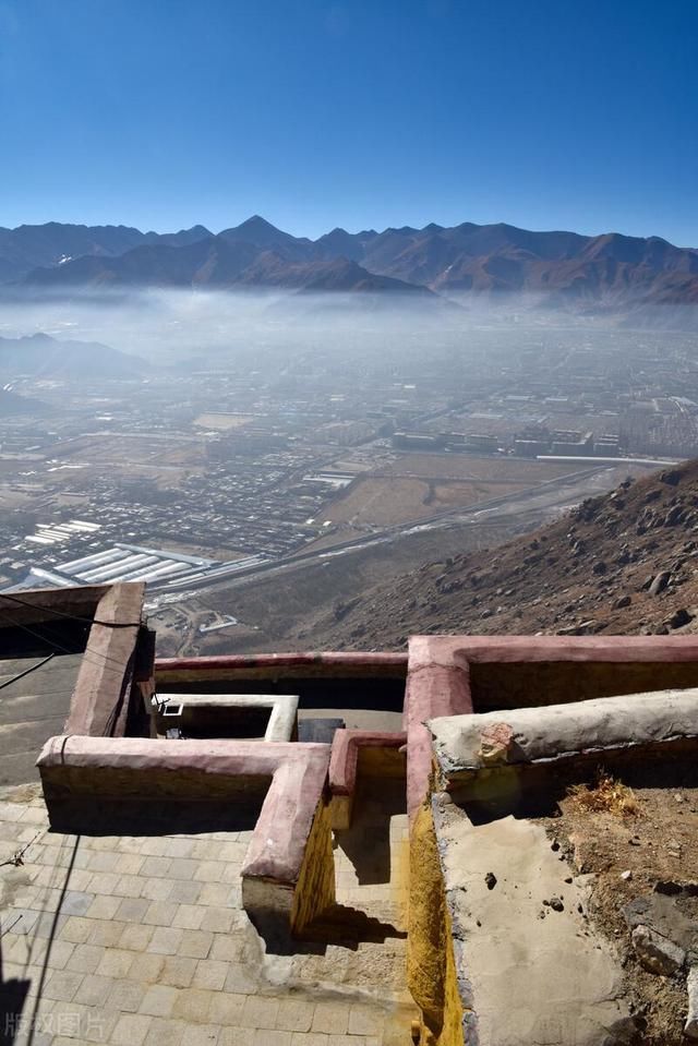 西藏拉萨，从色拉寺后山寺庙热卡扎日追俯瞰拉萨全景风光