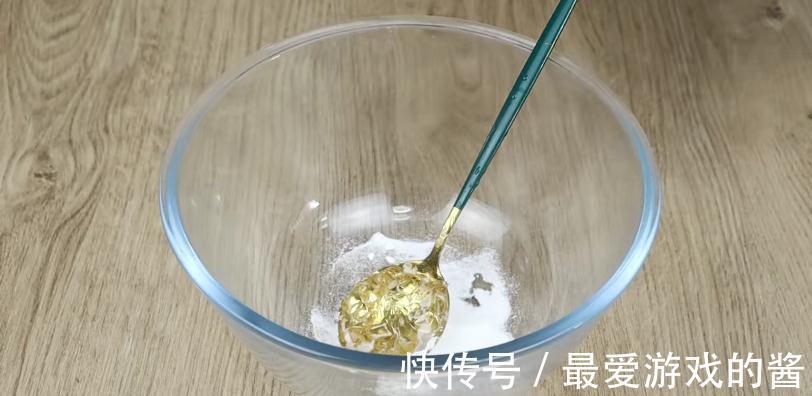 把小苏打倒进手心里，想不到还有这么神奇的妙用，现在知道还不晚