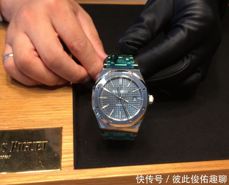 那抹淡蓝深深吸引着我，最终拿下爱彼皇家橡树15500腕表