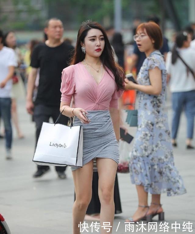 美女|轻熟美女穿修身短裙，好身材一展无遗！