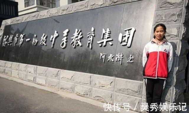 中学生@14岁中学生为学校题写校名,字迹潇洒且飘逸,老师见了赞叹不已